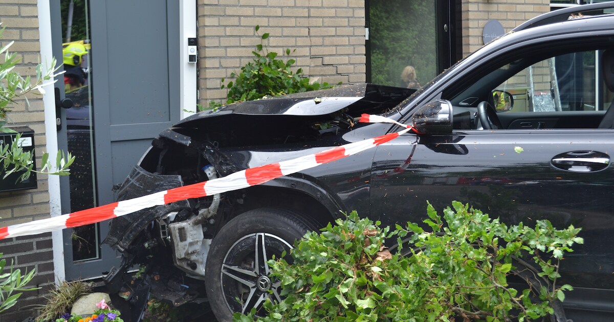 Auto ramt gevel van huis aan Vroegeling in Heemskerk
