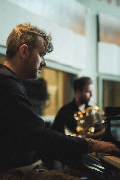 Pianist Frank DeLange in theater Junushoff