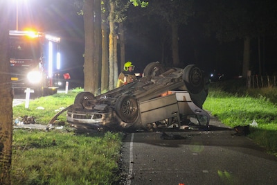 Auto slaat over de kop in Harskamp, bestuurder spoorloos