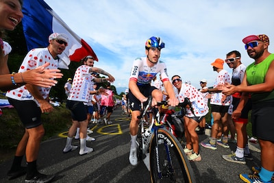 Bier, feest en Hazes: Tourdebutant Tim van Dijke geniet van gekkenhuis op Alpe d’Huez