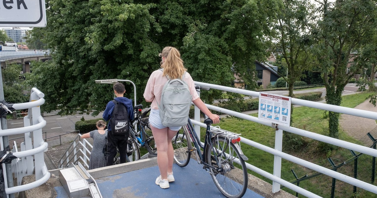 Fietslift Algerabrug buiten gebruik door storing, technici werken aan herstel