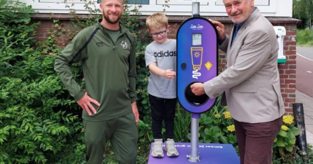 Zonnebrandpaal geplaatst bij voetbalvereniging IVV in Landsmeer