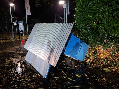 Storm slaat toe bij De Graafschap-RKC: parkeerwachter met hoofdwond naar ziekenhuis