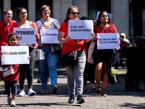 Gedupeerde ouders van de toeslagenaffaire komen aan op het Plein voorafgaand aan het debat over de zaak in de Tweede Kamer.