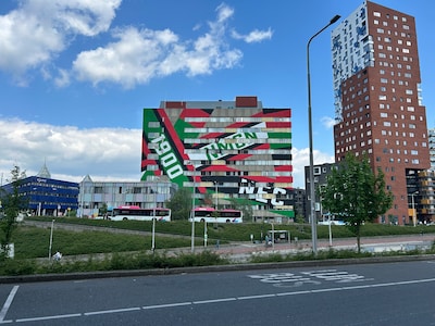Lelijkste gebouw van de stad ingepakt in shawls. Niemand kan meer om NEC heen