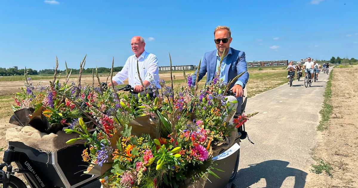 Met een bakfiets vol bloemen over nieuw fietspad in Zuidpolder