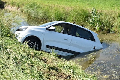 Auto raakt van de weg en belandt in sloot langs N322 bij Gameren