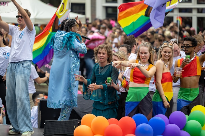 De Canal Parade door de grachten van Amsterdam tijdens Pride Amsterdam.
