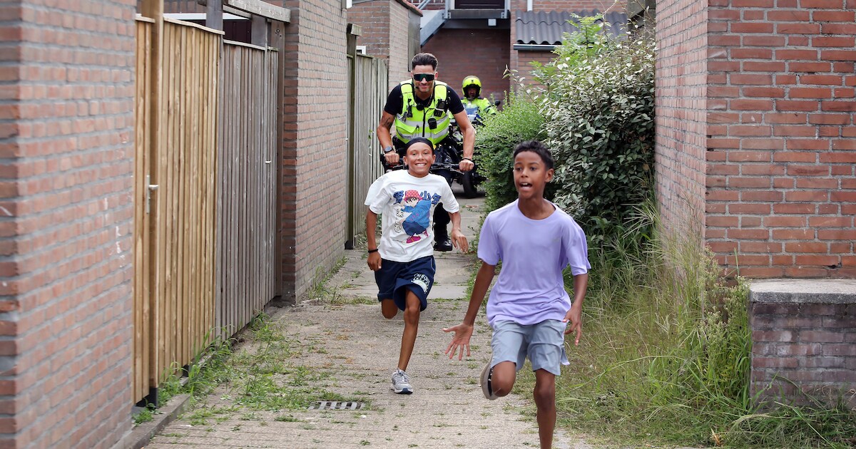 Honderd jongeren spelen jachtseizoenspel met de politie