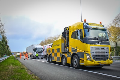 Twee vrachtwagens in botsing op de A12 bij Arnhem