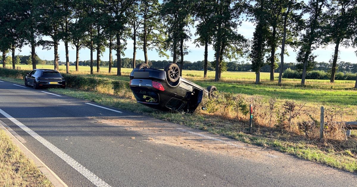 Auto belandt op de kop in Lochem