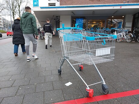 Geen muntje meer nodig, dus slingeren er steeds meer karretjes: ‘Zijn jullie de winkelwagenpolitie ofzo?’