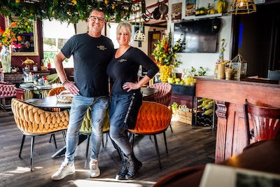 Monique staat na waterballet in eetcafé te dweilen, maar klanten krijgen hun lunch