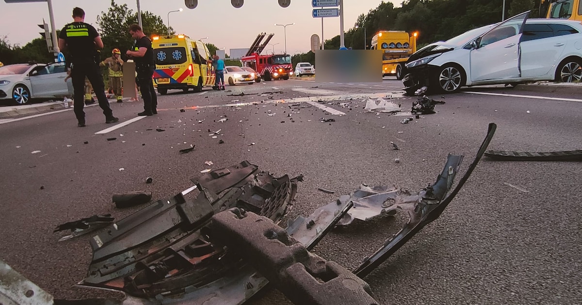 Meerdere voertuigen zwaar beschadigd na aanrijding op N280 bij Roermond