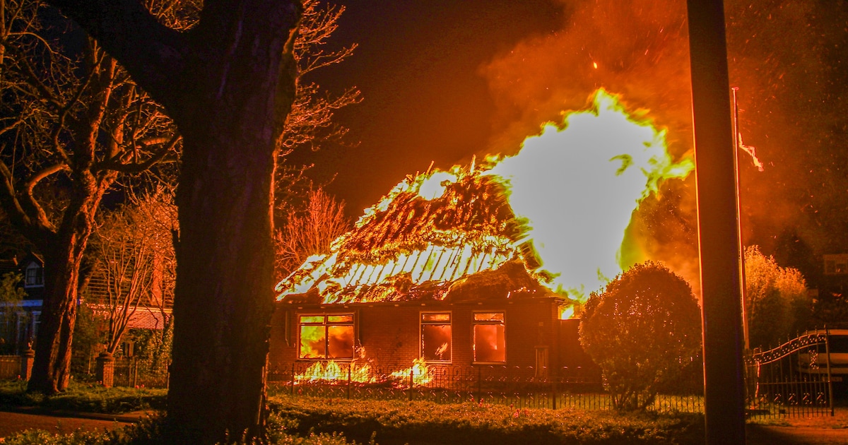 Vlammenzee verwoest woning met rieten dak in Heerhugowaard: NL-Alert vanwege de rook