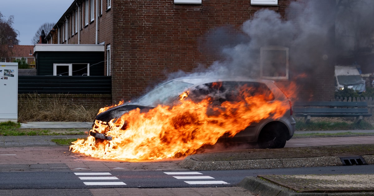 Brandweer Heerenveen blust felle autobrand op Koornbeursweg