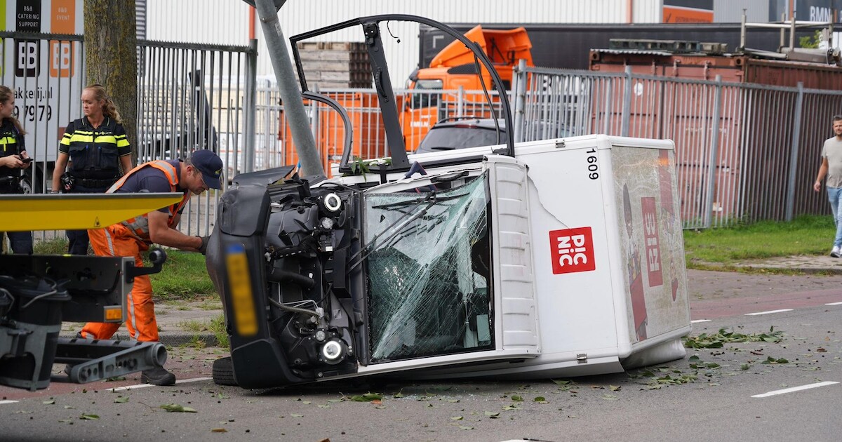 Bezorger botst op lantaarnpaal en kantelt met voertuig op de Gotenburgweg in Groningen