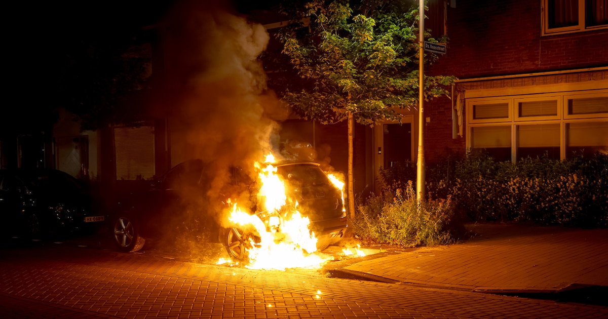 Auto verwoest door nachtelijke brand in Tilburg, brandstichting niet uitgesloten