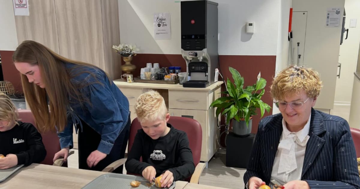 Kinderen en ouderen maken gezonde hapjes in De Clockstede in Pekela