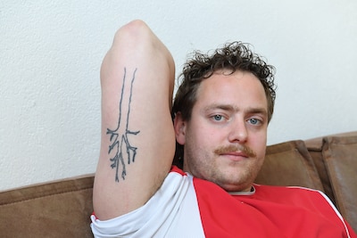 Midas verloor zijn vader op zijn tiende, nu eert hij hem met bijzondere tattoo: ‘Een vereeuwiging vo