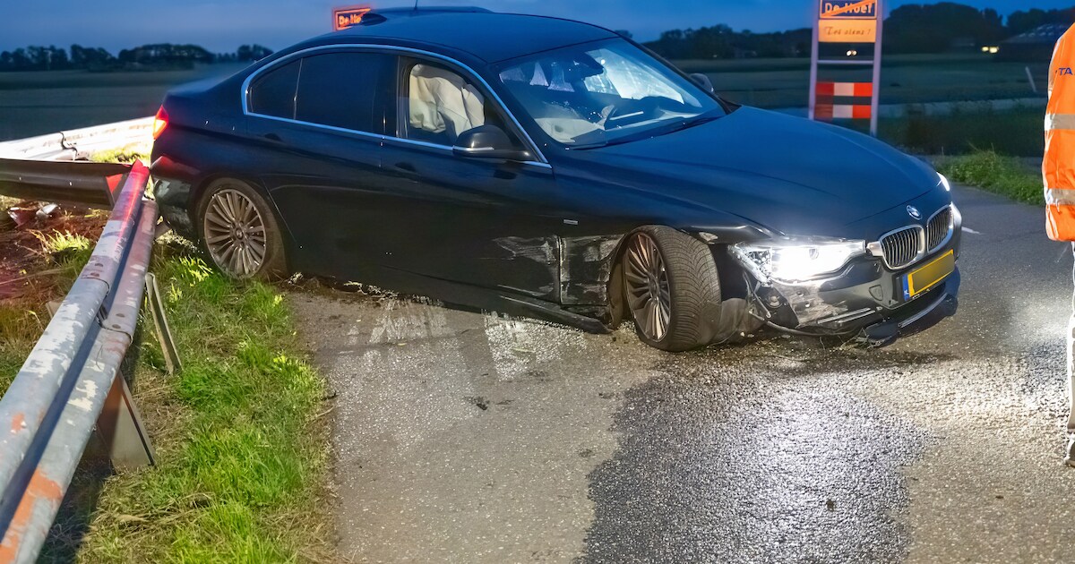 Auto ramt vangrail in Mijdrecht, wagen weggetakeld door bergingsbedrijf