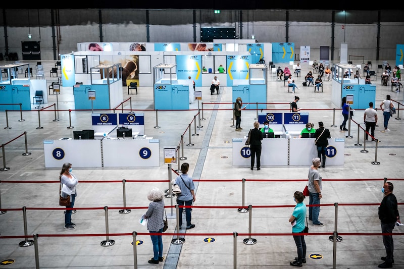 De XL-vaccinatielocatie in Breda. Waar de ziekenhuizen in twee dagen 15.000 vaccinaties zetten, stokt de teller bij de GGD op veertig: ‘Vrij verbijsterend en beschamend’.