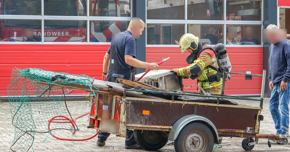 Brandende koelkast op aanhanger geblust voor brandweerkazerne Oosterwolde