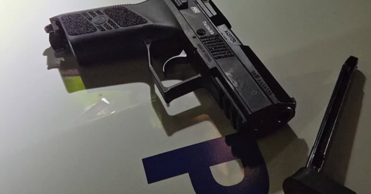 Man aangehouden nadat politie pistoolachtig wapen vindt in auto in Helmond