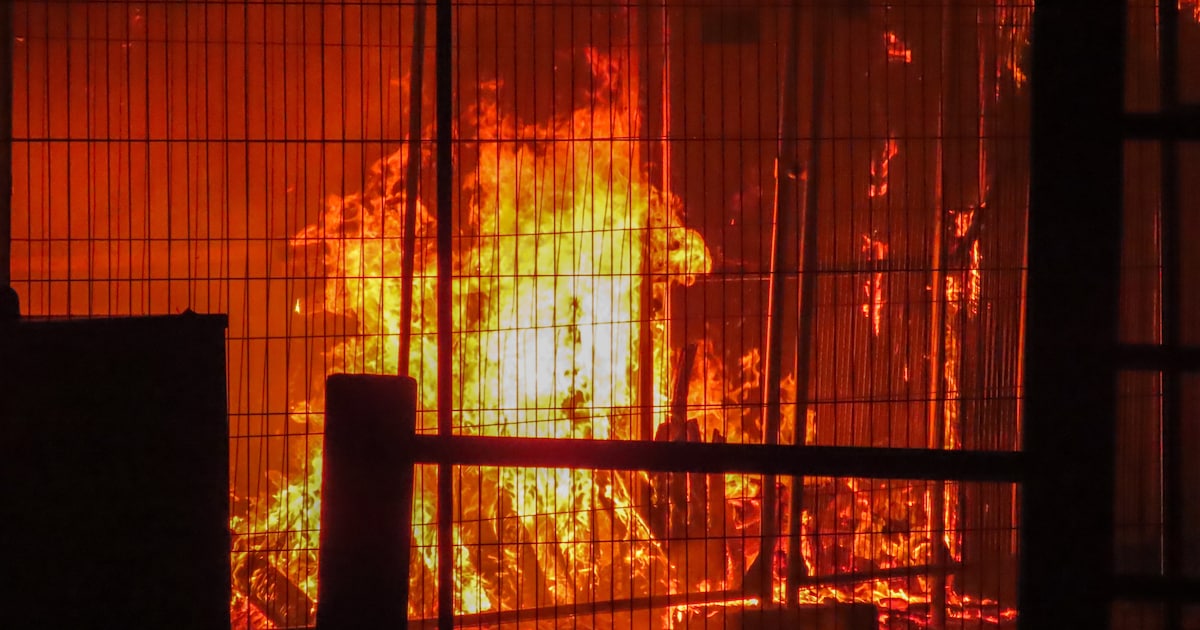 Brand in fietsenstalling naast voormalige school in Harlingen, mogelijk brandstichting