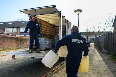 Politie doet inval bij drugslab in rijtjeshuis Eindhoven: drie mannen (57, 65 en 67) aangehouden, ru