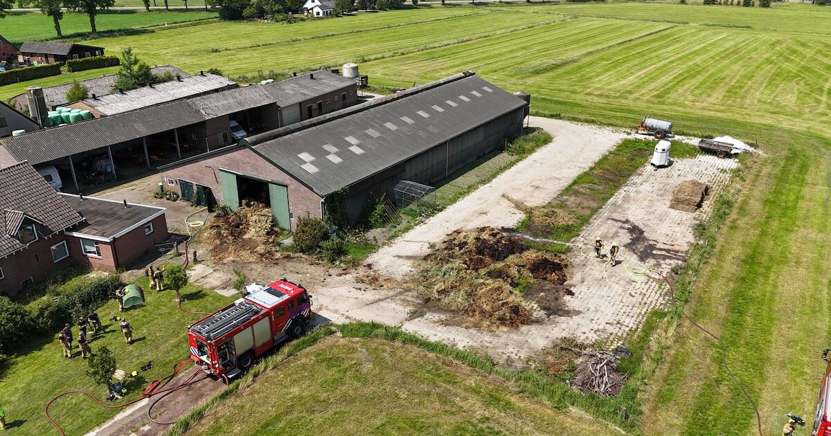Brandende hooibalen uit schuur gehaald in Loenen