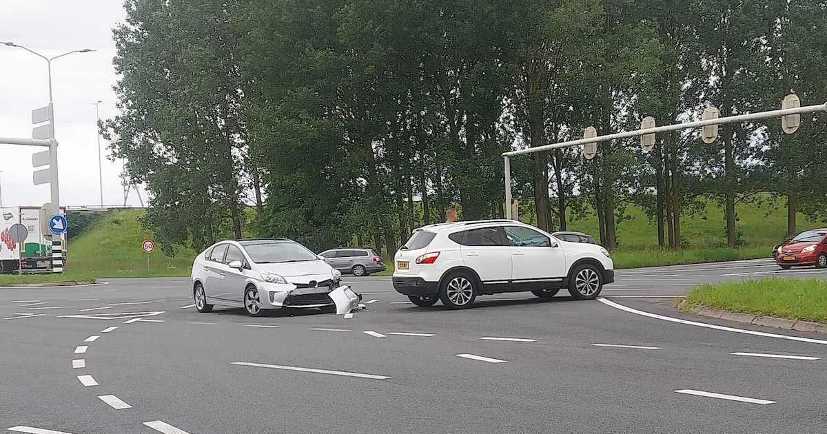 IJsselmondse Randweg in Barendrecht tijdelijk afgesloten door kop-staart botsing