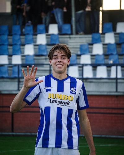 Bas Overbeek (16) schrijft historie met vijf goals in één duel: ‘Maakte er bij de jeugd een keer zev