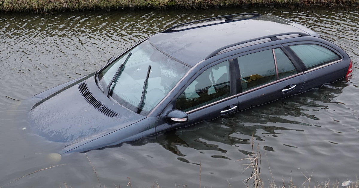 Auto belandt in sloot langs N242 bij Heerhugowaard, weg tijdelijk dicht