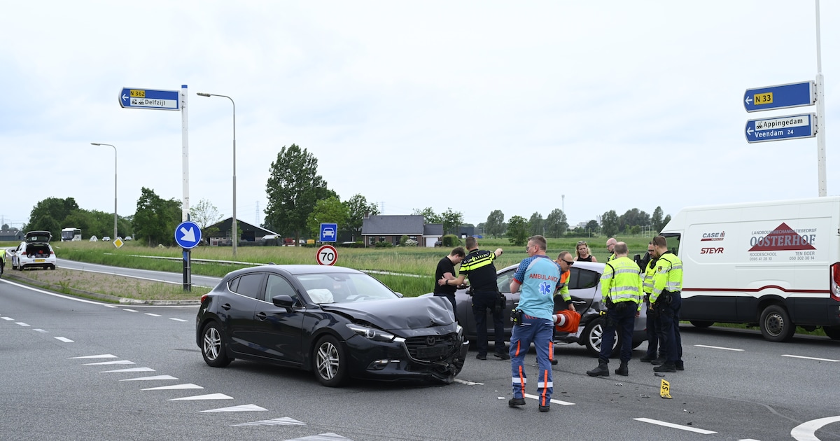 Twee auto's flink beschadigd na ongeval op N33 bij Appingedam