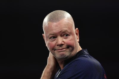 Van Barneveld kreeg waarschuwing voor ‘schade aan hotelkamer’: dartsbond openbaart boetes