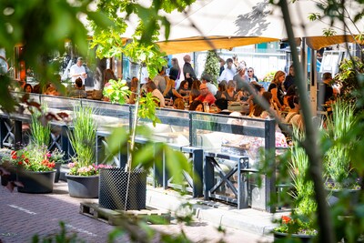 Terrasgasten moesten best doen om elkaar te verstaan, nu regeert de rust op de Meent: ‘Alsof je in een park zit’