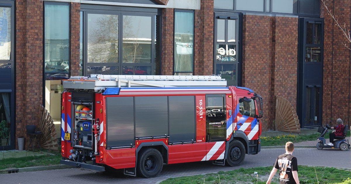 Tien woningen ontruimd na brand in opslagbox in Opmeer