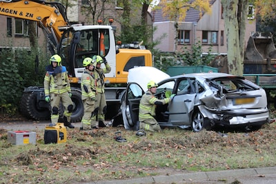 Auto belandt tegen boom na botsing in Ede, vlakbij ander incident
