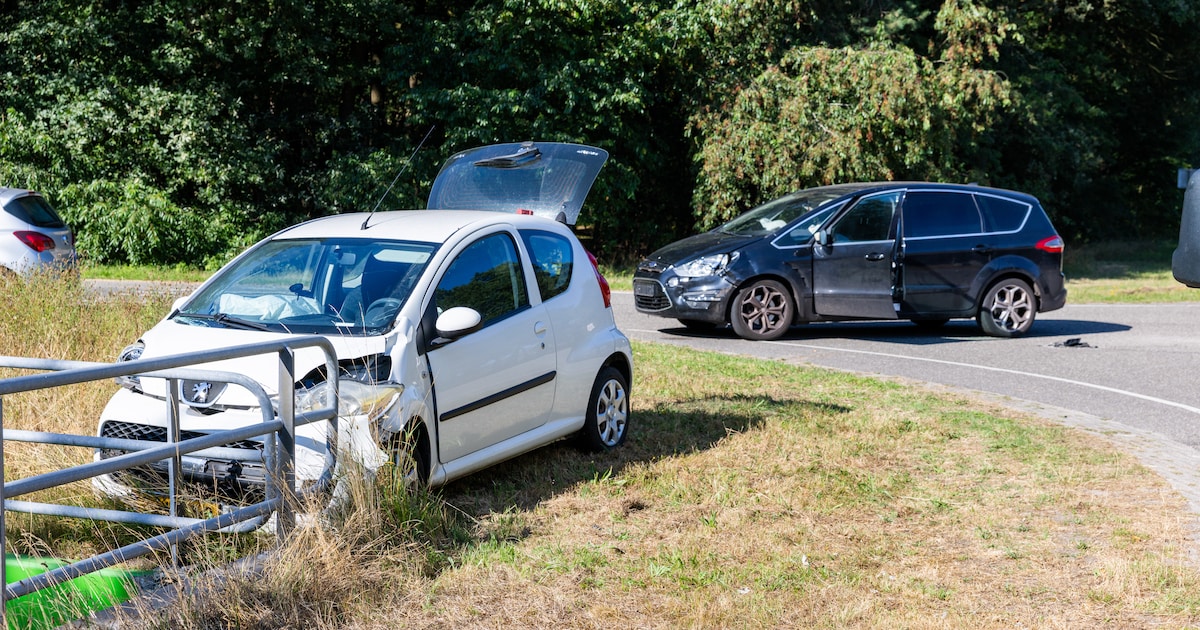 Twee automobilisten gewond na botsing op Coevorderweg bij Ommen