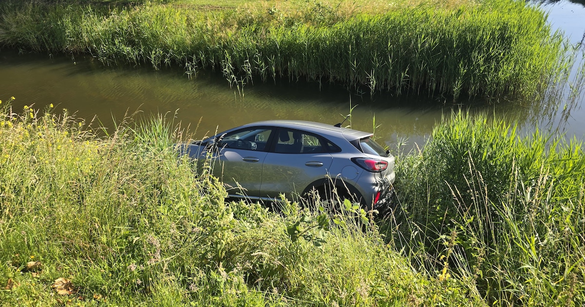 Auto belandt in sloot na aanrijding met taxi in Badhoevedorp