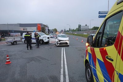 Werkbusje en auto botsen op kruispunt in Waalwijk, bijrijder raakt lichtgewond