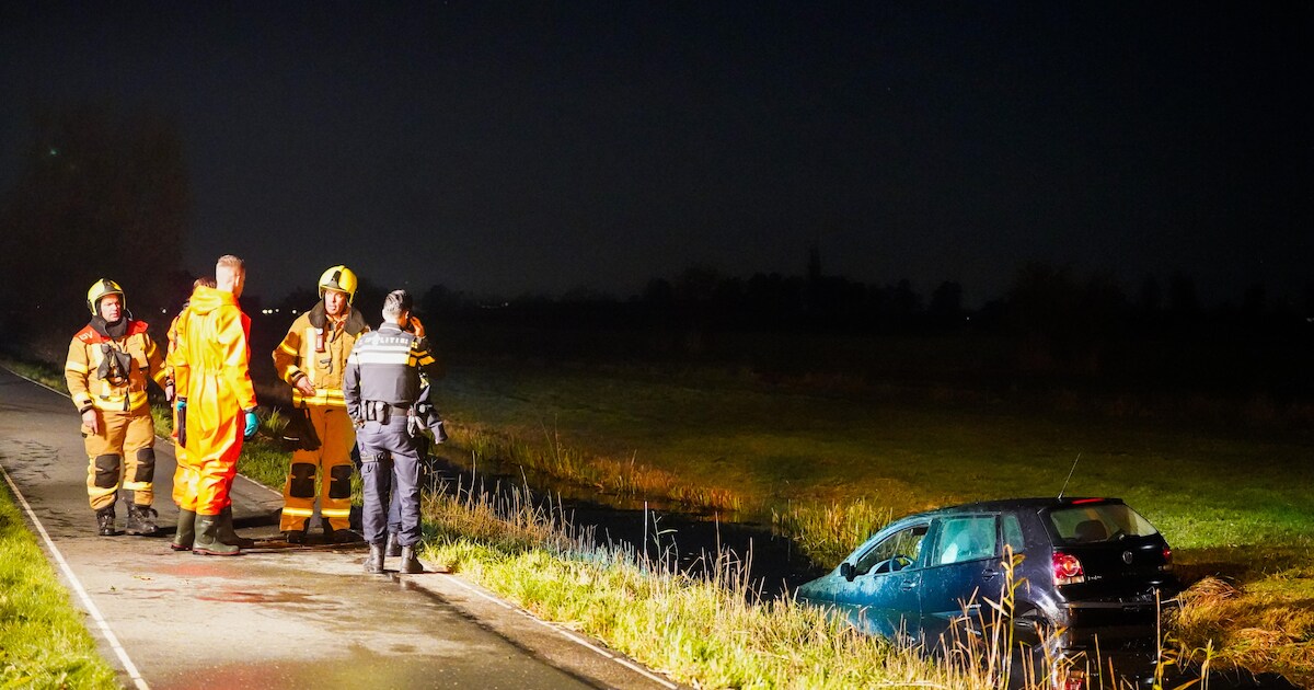 Auto belandt in het water langs de N216 in Groot-Ammers