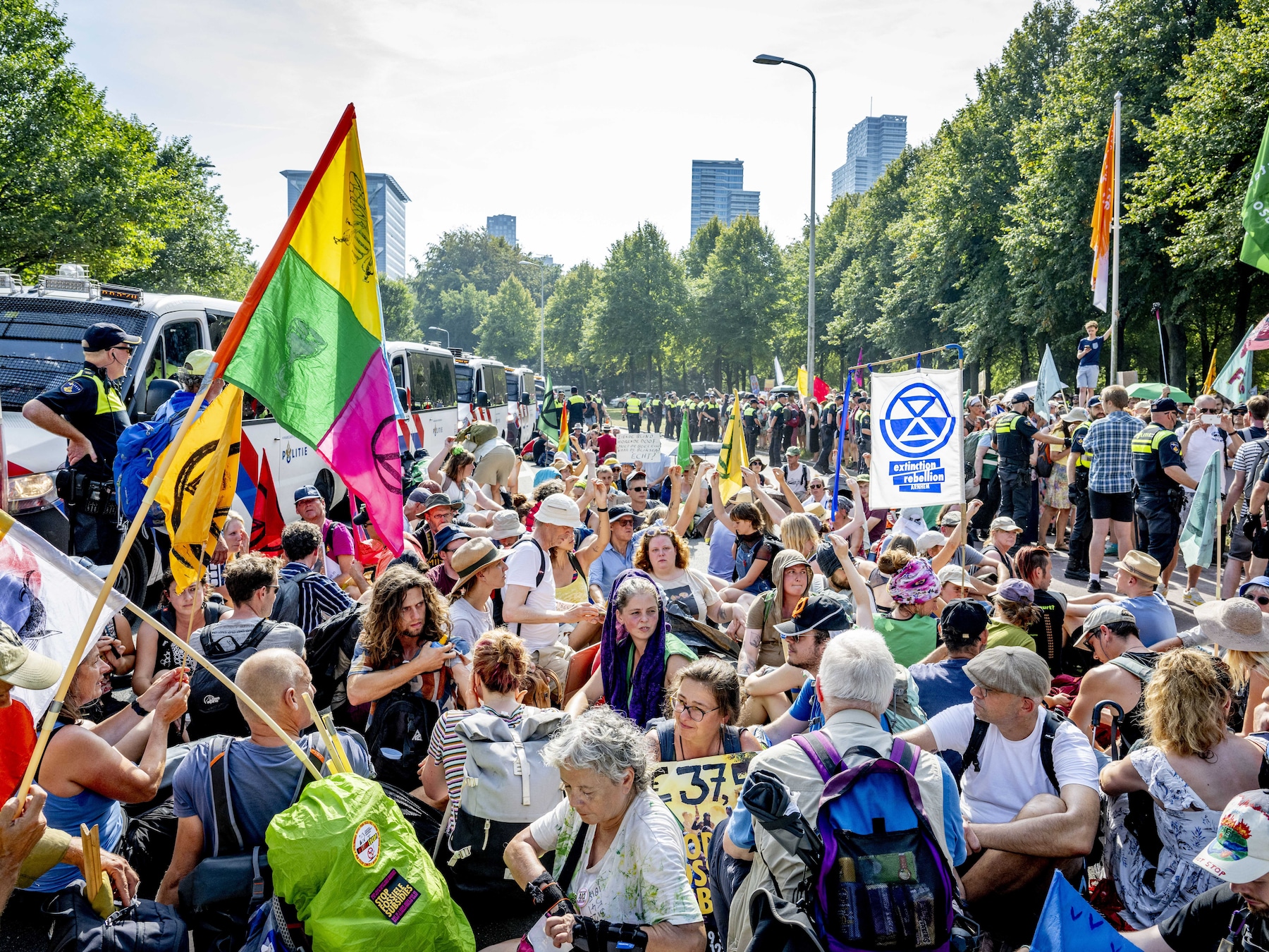 Klimaatactivisten begeven zich voor de tweede dag op rij op het wegdek van de A12 om te demonstreren tegen het verlenen van fossiele subsidies door de overheid.