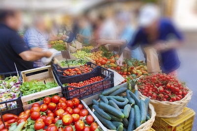 Politieke partijen in gesprek met inwoners op weekmarkten in Waalwijk, Waspik en Sprang-Capelle