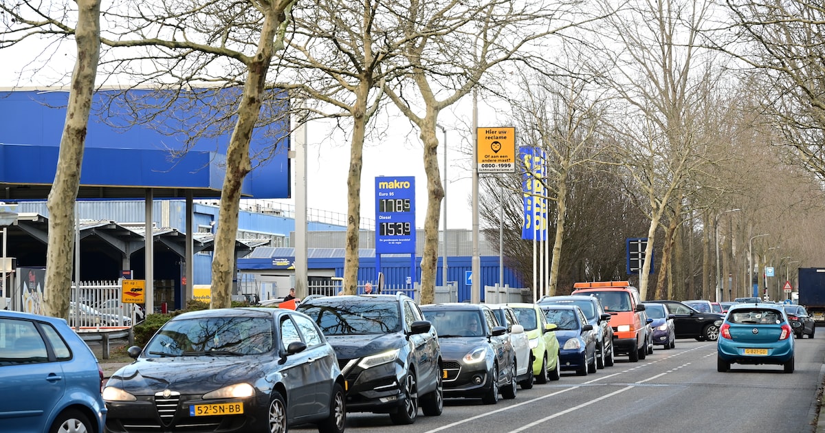 Flinke files bij tankstation richting jaarwisseling: prijzen brandstof vanaf nieuwe jaar omhoog