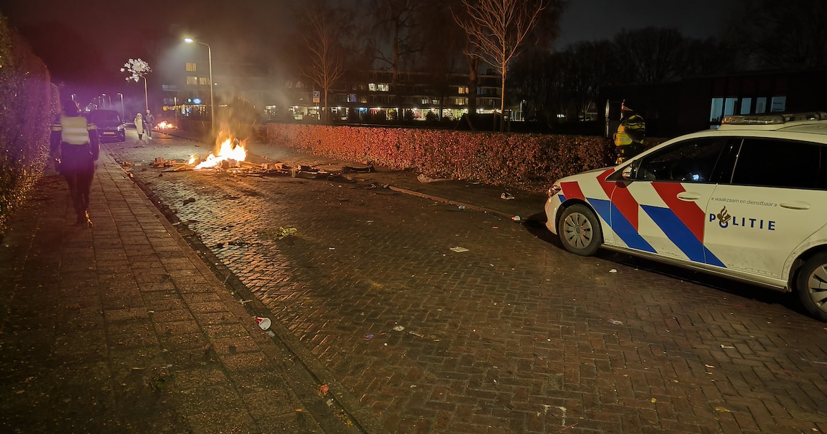 Brandweer vertrekt na onveilige situatie bij buitenbrand in Drachten, ME ingezet