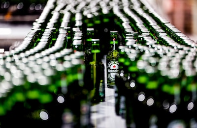 Heineken ziet omzet en winst stijgen in eerste helft van dit jaar, ondanks krimp in Europa