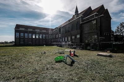 Koopcontracten in gevaar door dakpanruzie: kopers in onzekerheid