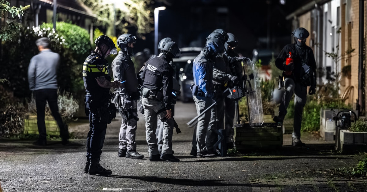 Arrestatieteam valt woning aan de Oliemolen in Alkmaar binnen
